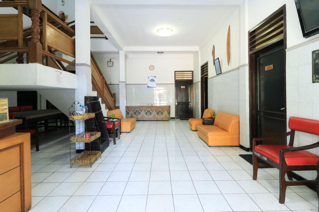 Wisma Flamboyan Surabaya Bagian luar foto